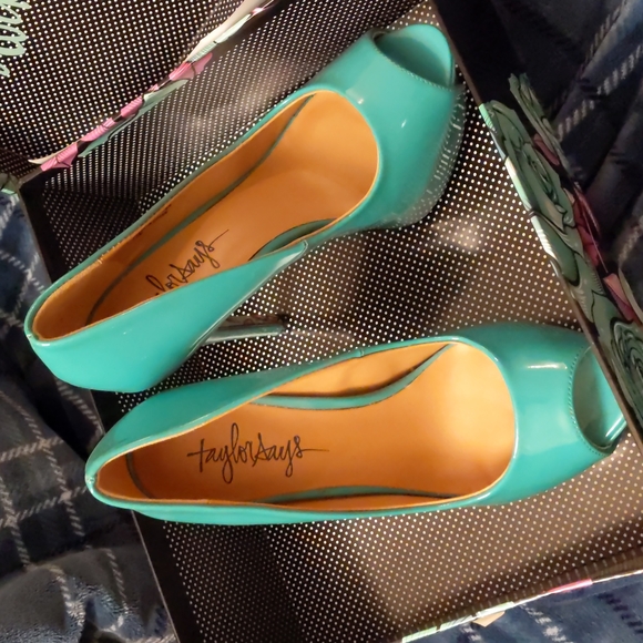 Taylor Says 7.5 Green Heels - Picture 4 of 11